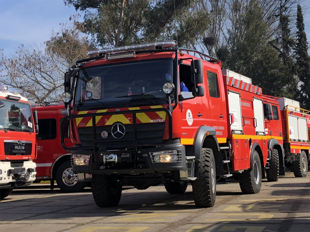 Frontal de un carro bomba forestal mercedes benz atego