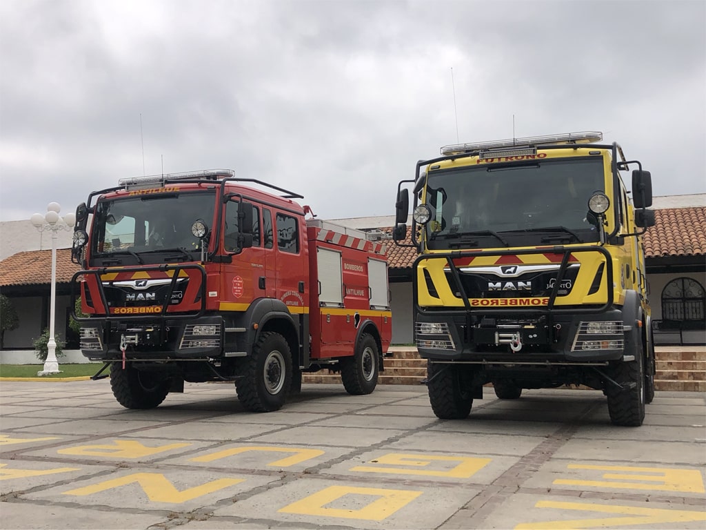 Carros bomba olitek configuracion forestal en colores rojo y amarillo en el campus de bomberos de chile