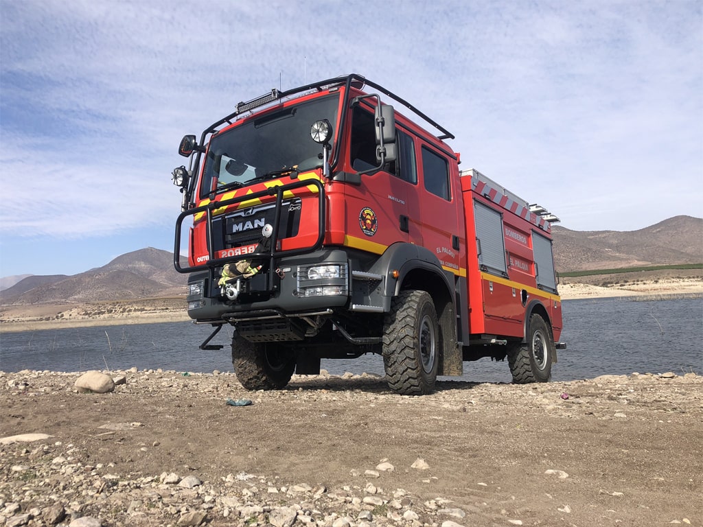 Carro forestal en pendiente luego de haber llenado su cisterna