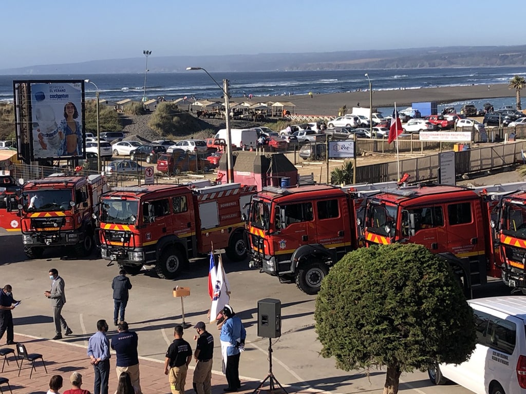 Cinco carros en entrega en la region costera de Chile