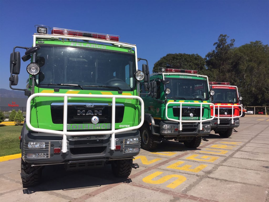 Dos carros forestales en diferentes tonalidades de verde 