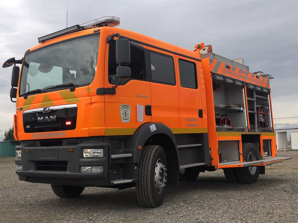 Carro bomba color naranja semi urbano con sus cortinas y cajoneras abiertas