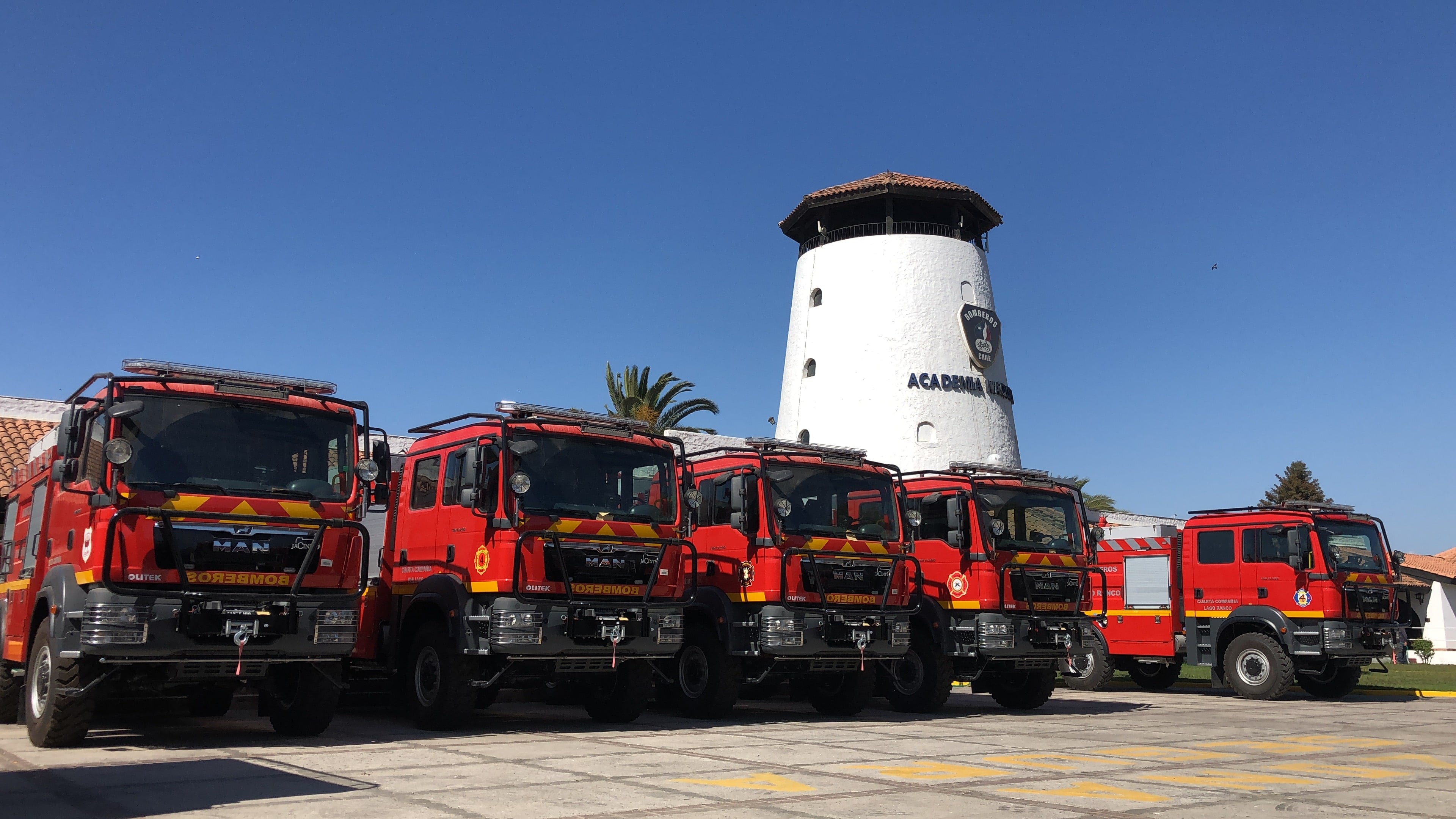 Cinco carros bombas forestales en la academia de bomberos de Chile