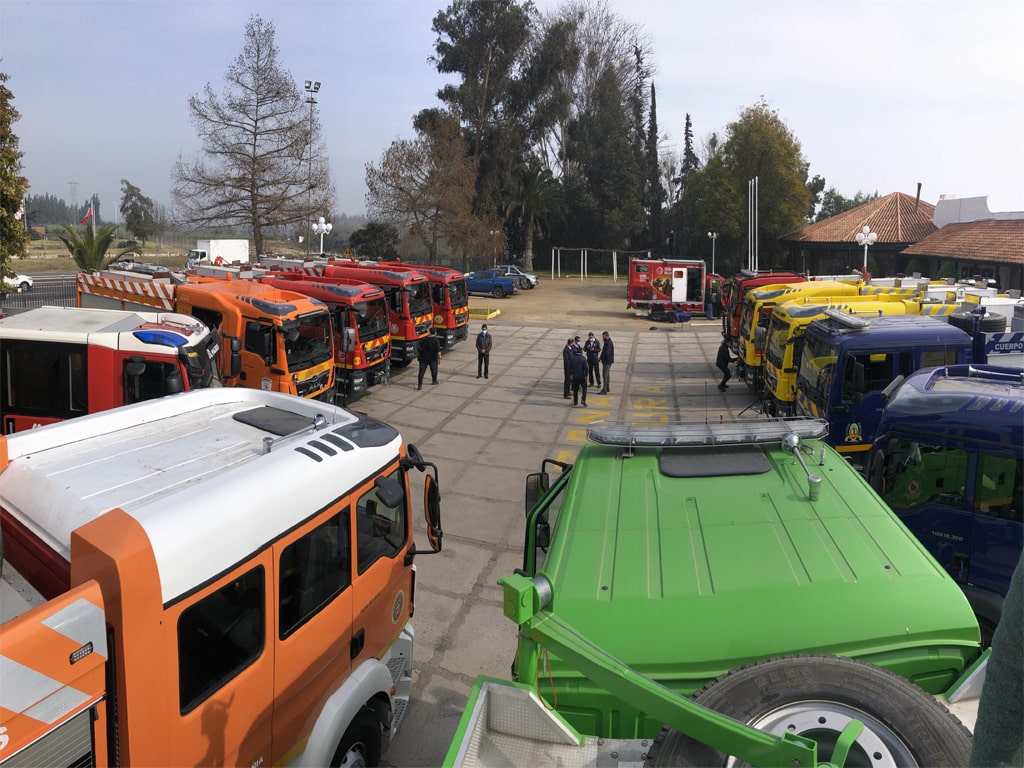 Foto aerea de una entrega de carros bomba en la academia de bomberos
